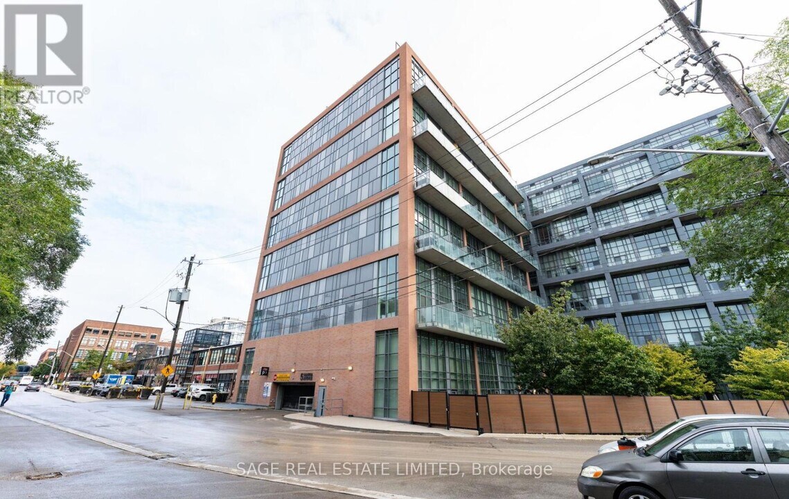 5 Hanna Ave in Toronto, ON - Building Photo