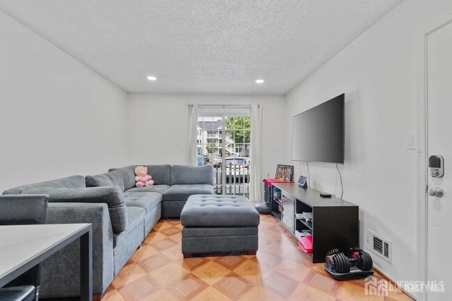 251 Kempsey Dr in North Brunswick, NJ - Building Photo - Building Photo