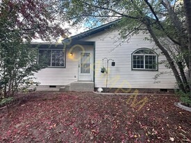 180 E Lake St in Hagerman, ID - Building Photo