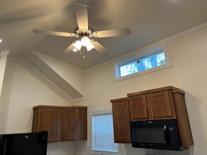 5215 Crestway Rd in Windcrest, TX - Foto de edificio - Building Photo