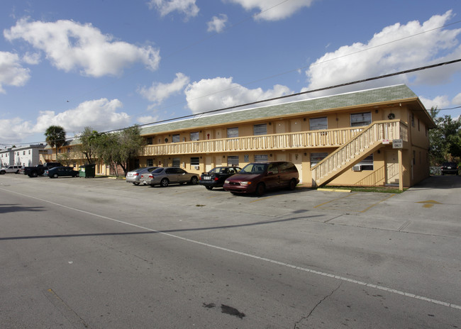 1085 W 71st St in Hialeah, FL - Foto de edificio - Building Photo