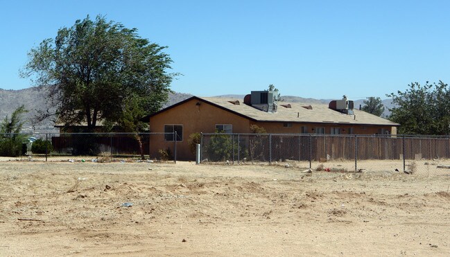 13615 Pauhaska Rd in Apple Valley, CA - Foto de edificio - Building Photo