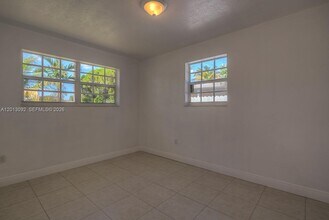 160 NW 199th St in Miami, FL - Foto de edificio - Building Photo