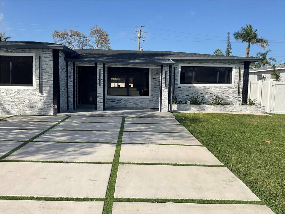 39 SE 7th St in Dania Beach, FL - Building Photo