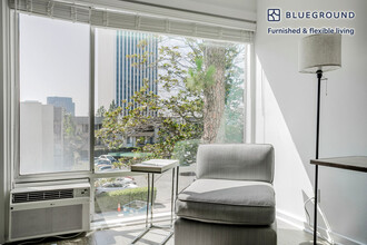 5805 W 8th St, Unit FL2-ID1229 in Los Angeles, CA - Foto de edificio - Building Photo