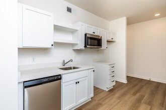 The Delaware - Luxury Apartment's in Mason... in Mason City, IA - Building Photo - Interior Photo