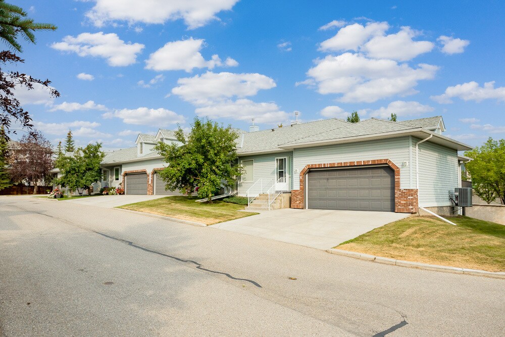 229 Valley Ridge Hts NW in Calgary, AB - Building Photo