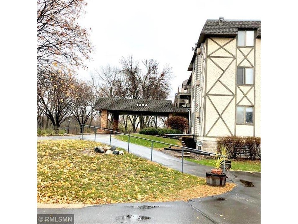 1304 W Medicine Lake Dr-Unit -306 in Minneapolis, MN - Building Photo