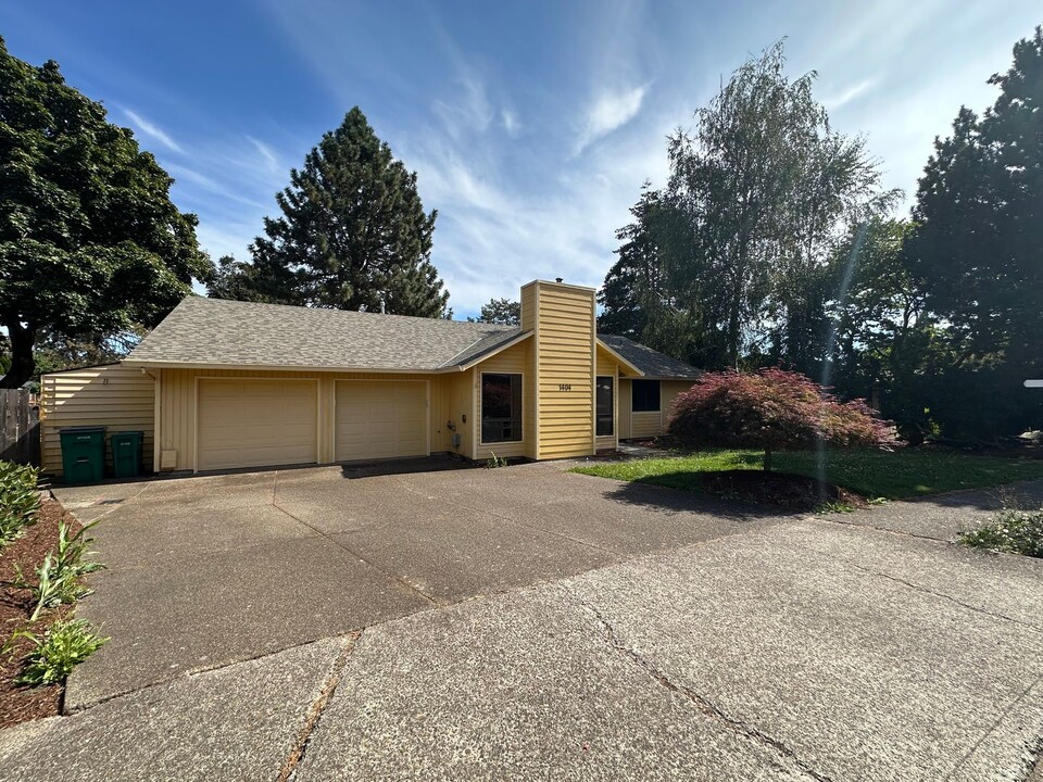 1404 Barclay Way in Newberg, OR - Building Photo