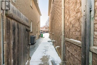 21 Sewells Ln in Brampton, ON - Building Photo - Building Photo