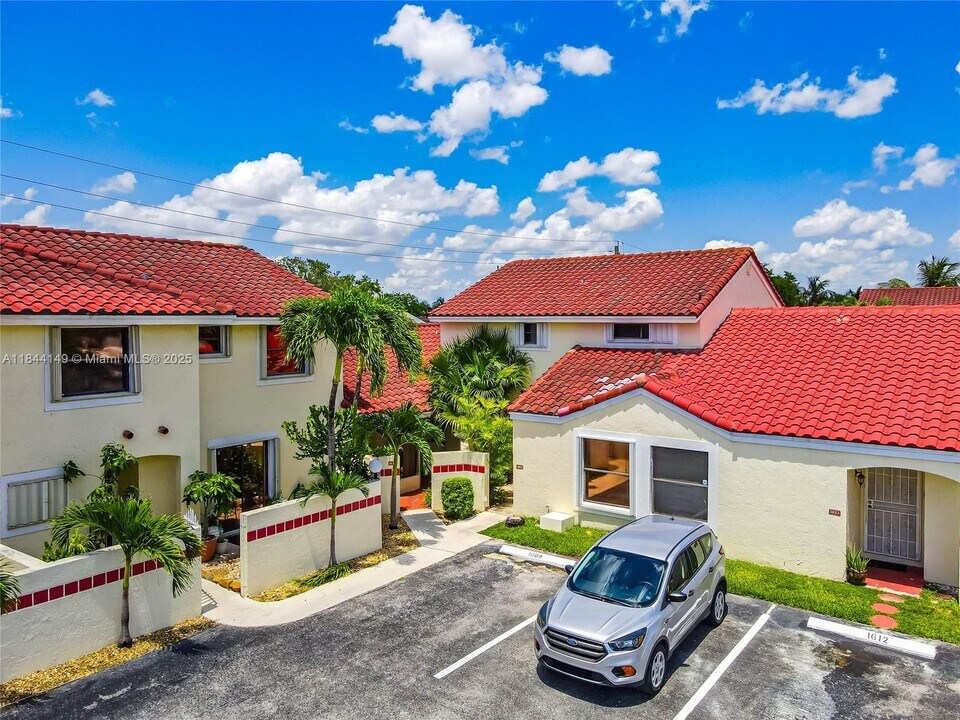 1612 San Remo Cir in Homestead, FL - Building Photo