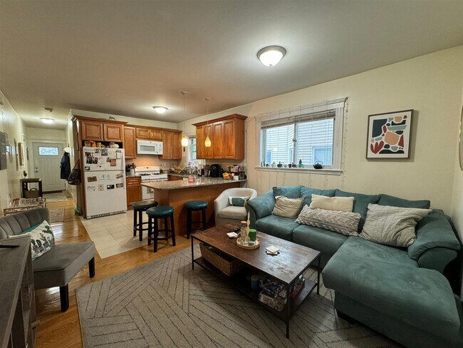 29 Belknap St, Unit 1 in Somerville, MA - Building Photo - Building Photo