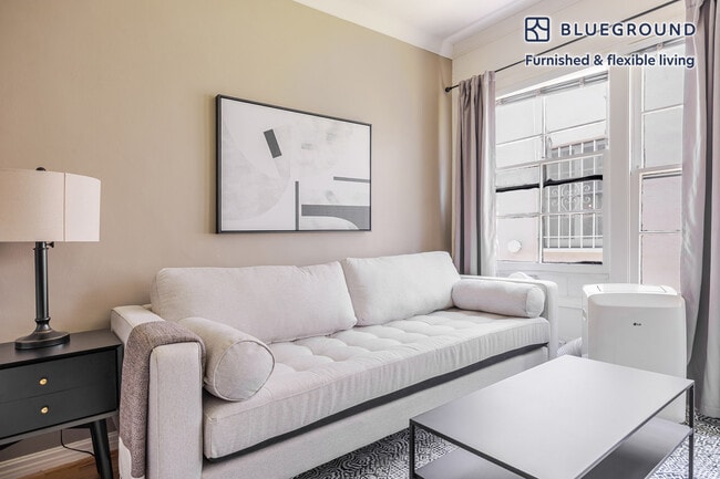136 S Roxbury Dr in Beverly Hills, CA - Building Photo - Building Photo