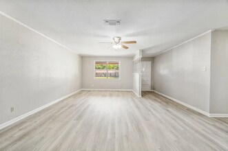 1016 N Meadowlark Ln in Stephenville, TX - Foto de edificio - Building Photo