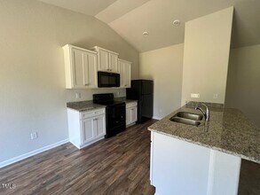 882 Avery Pond Dr, Unit 4 in Fuquay Varina, NC - Building Photo - Building Photo