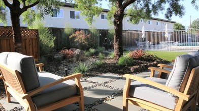 The Midfield Apartments in Palo Alto, CA - Foto de edificio - Building Photo