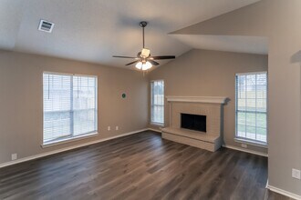 5513 Maurie Dr in Haltom City, TX - Foto de edificio - Building Photo