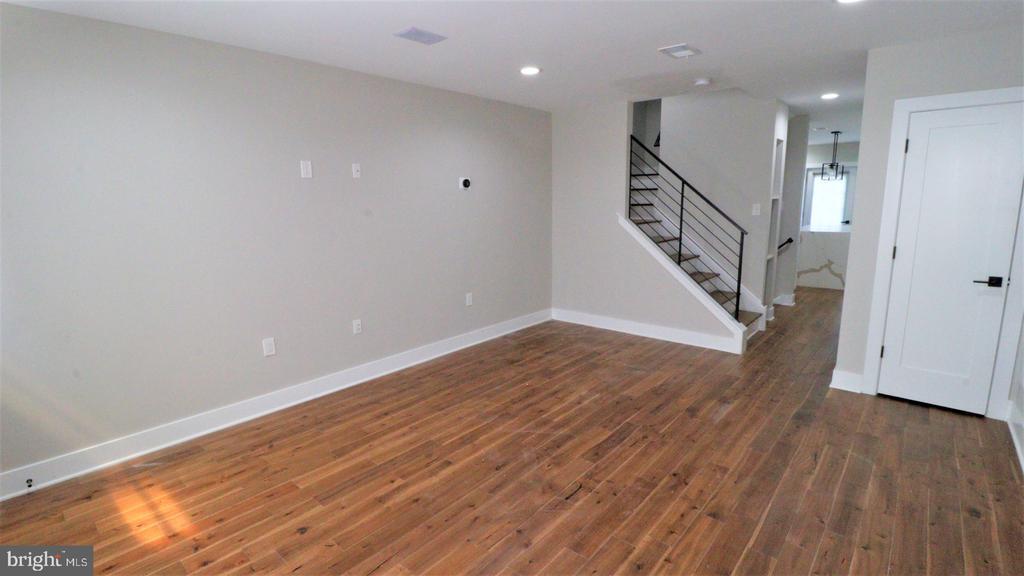 2069 E Fletcher St in Philadelphia, PA - Building Photo
