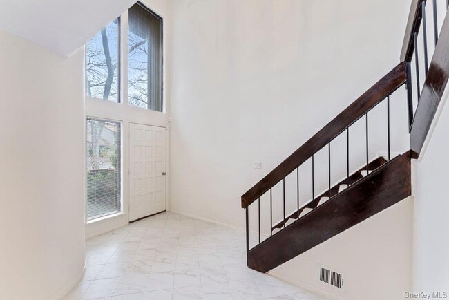 277 Vista Dr in Jericho, NY - Building Photo - Building Photo