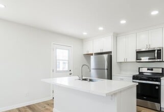 305 Holly St in Oceanside, CA - Foto de edificio - Building Photo