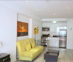 521 W 48th St in New York, NY - Building Photo - Building Photo
