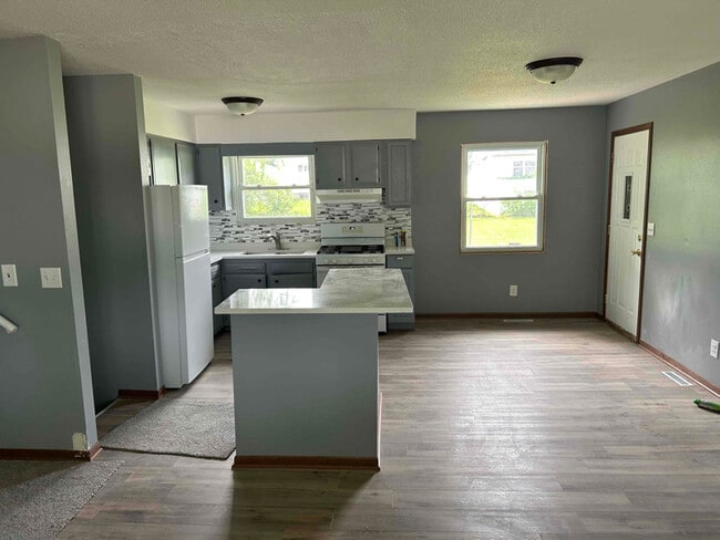 1105 Mary Ave in Dixon, IL - Building Photo - Building Photo