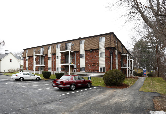 COLONY PARK APARTMENTS in Lowell, MA - Foto de edificio - Building Photo