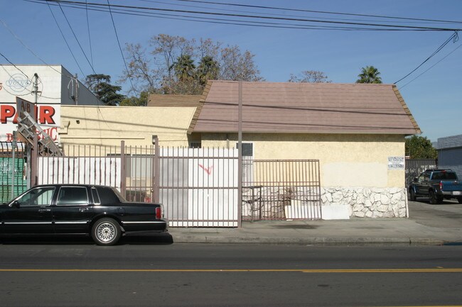 11311 Burbank Blvd in North Hollywood, CA - Building Photo - Building Photo