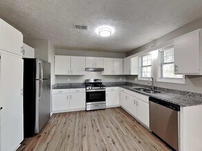 1052 Autumn Crest Dr in Stone Mountain, GA - Foto de edificio - Building Photo