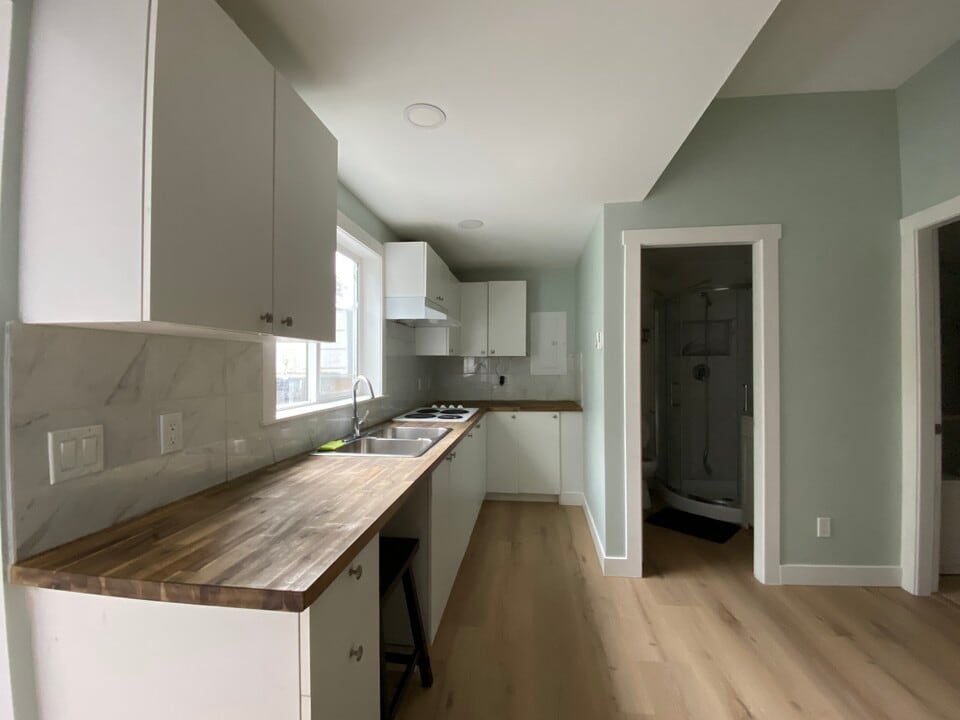 3327 Richmond Rd in Victoria, BC - Building Photo