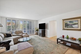 2860 S Ocean Blvd, Unit 2140 in Palm Beach, FL - Foto de edificio - Building Photo