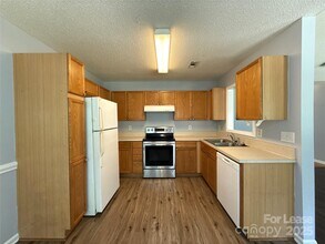 3025 Longspur Dr in Matthews, NC - Foto de edificio - Building Photo