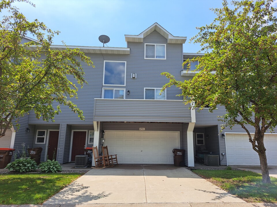 679 Woodduck Dr in Woodbury, MN - Building Photo