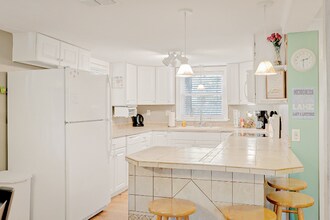 3745 Holmes Creek Rd in Smithville, TN - Foto de edificio - Building Photo