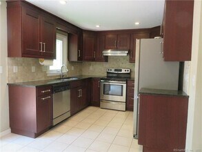 61 Lake Garda Dr in Farmington, CT - Building Photo - Building Photo