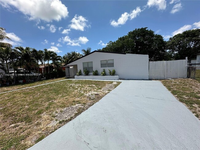 4310 SW 27th St in West Park, FL - Foto de edificio - Building Photo