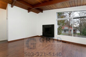 632 2nd St in Lake Oswego, OR - Foto de edificio - Building Photo