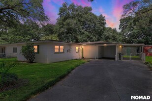 203 St Regis Dr in Pensacola, FL - Building Photo
