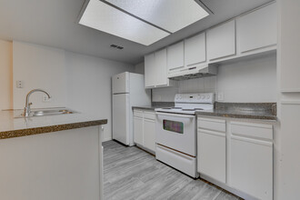 Solano Park Apartments in Phoenix, AZ - Building Photo - Interior Photo