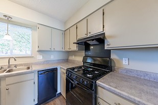 Oakdale Square Apartments and Townhomes in Bloomington, IN - Building Photo