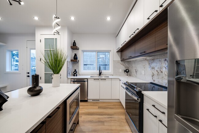 9339 87 Ave NW in Edmonton, AB - Building Photo - Building Photo