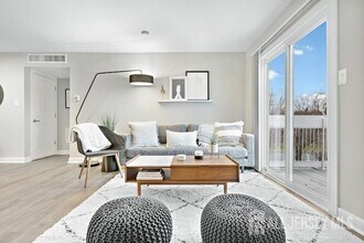 1000 Pheasant Hollow Dr in Plainsboro, NJ - Foto de edificio - Building Photo