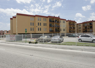 6680 W 2nd Ct in Hialeah, FL - Building Photo - Building Photo