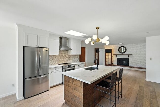 property at 711 W 10th St