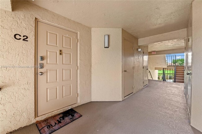 812 Sky Pine Way in Greenacres, FL - Foto de edificio - Building Photo