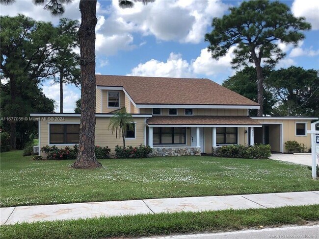 4700 SE Robertson Rd in Stuart, FL - Foto de edificio - Building Photo