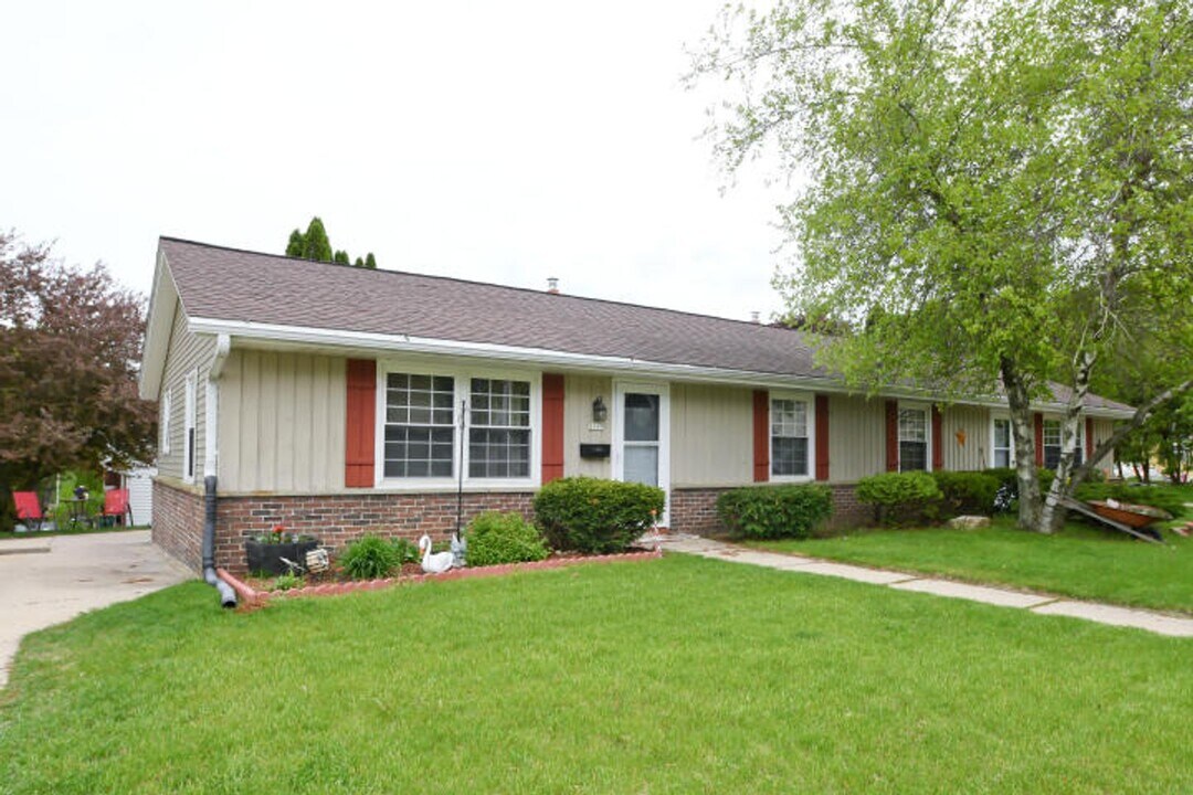1117-1119 Green Tree Rd in West Bend, WI - Building Photo