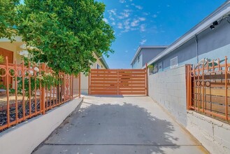 2411 Meadowvale Ave in Los Angeles, CA - Building Photo - Building Photo