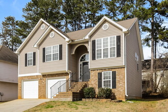 5485 Twin Lakes Dr in Atlanta, GA - Building Photo - Building Photo