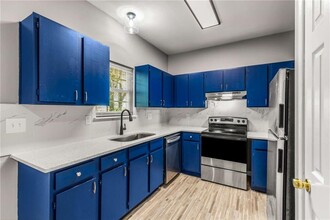 2351 Perry Blvd NW in Atlanta, GA - Foto de edificio - Building Photo